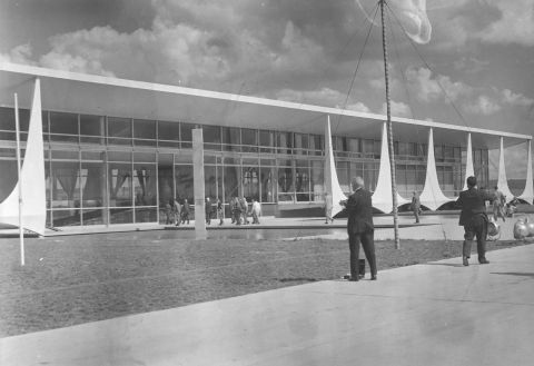 Diante do Palácio da Alvorada — Distrito Federal, 1958