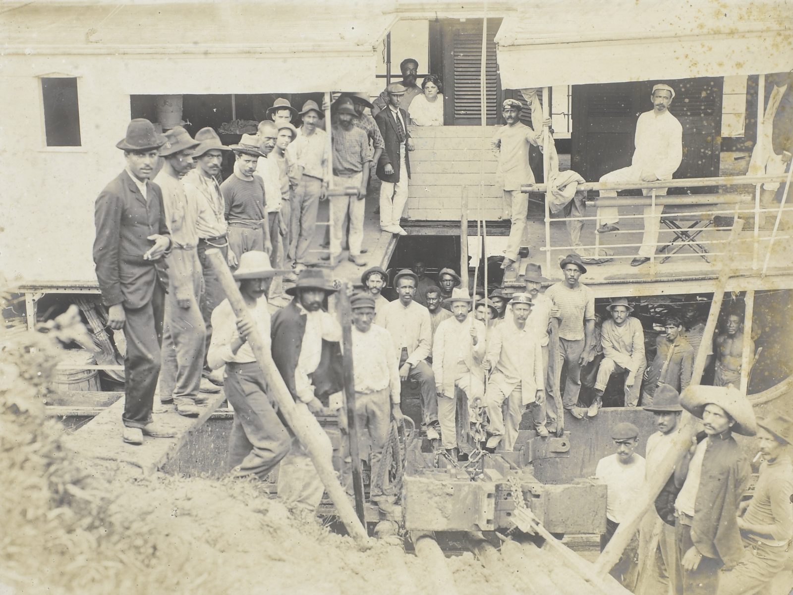 Descarga de material em Sena Madureira — Acre, c. 1907 (fotografia histórica)
