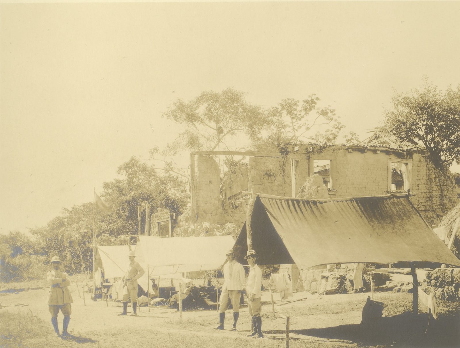 Ruína da igreja de Casalvasco — Mato Grosso, 1929–1930 (fotografia histórica)