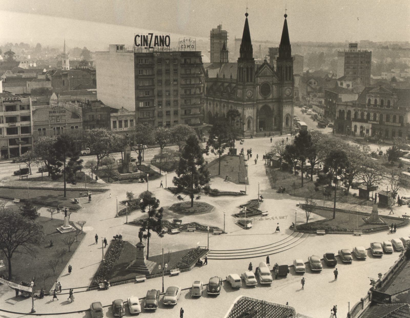 Praça Tiradentes, Curitiba — Paraná, Década de 1950 (fotografia histórica)