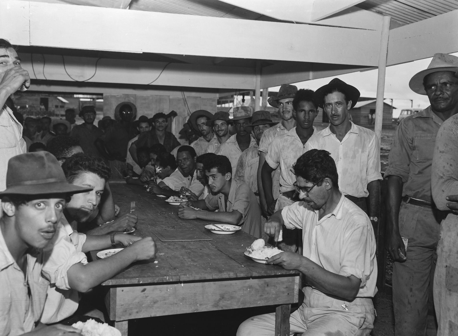 Os candangos — Distrito Federal, 1959 (fotografia histórica)